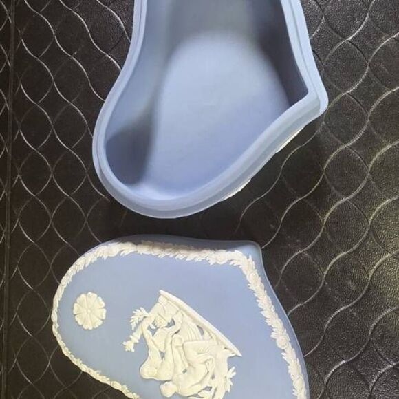 VINTAGE WEDGWOOD BLUE JASPERWARE HEART SHAPED TRINKET BOX NEOCLASSICAL DESIGN - Picture 2 of 13